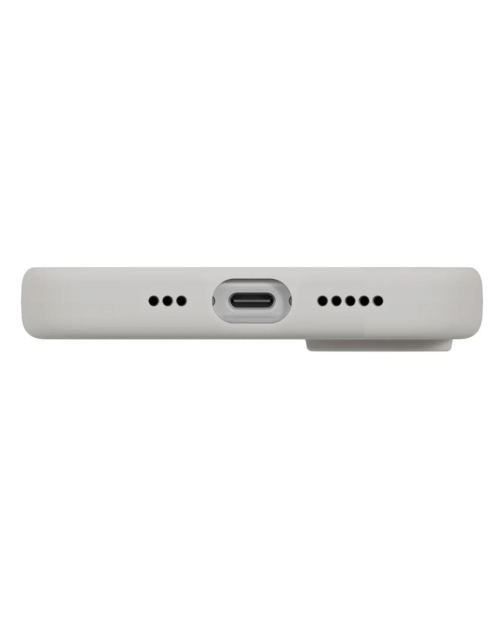 iPhone 17 uyumlu Uniq Lino Hybrid Magsafe kılıfın alt kısmındaki şarj portu ve hoparlör delikleri.